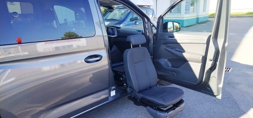 Ford Connect 2024 avec siège Turny Evo sorti pour transfert PMR
