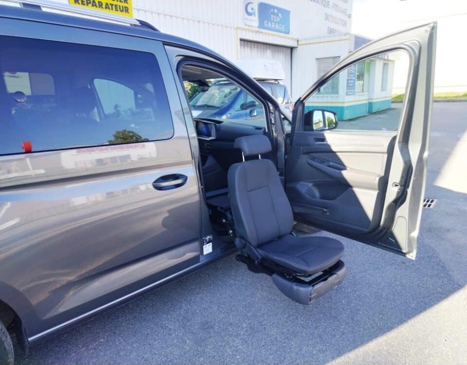 Ford Connect 2024 avec siège Turny Evo sorti pour transfert PMR